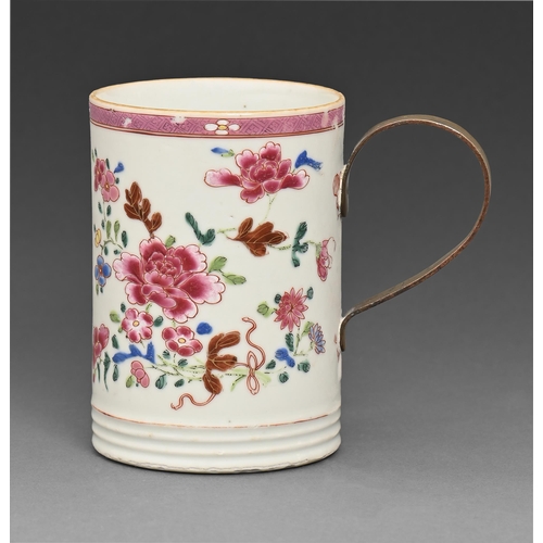 477 - A Chinese export famille rose cylindrical mug, 18th c, with bras replacement handle, 12cm h... 