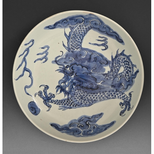 482 - A Chinese blue and white saucer dish, 20th c, painted in underglaze blue with dragons, 28cm diam... 