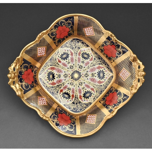 525 - A Royal Crown Derby Imari pattern dish, early 21st c, with pierced handles and feet, 22.cm over hand... 