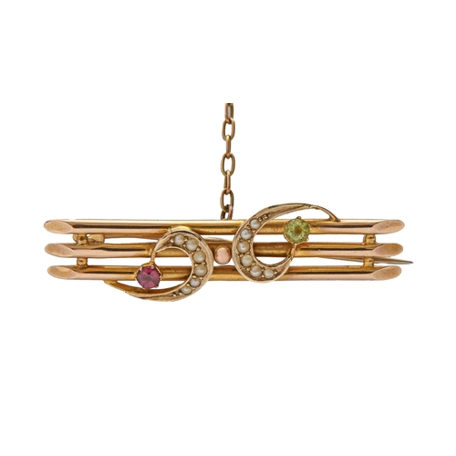 84 - An Edwardian ruby, peridot and split pearl bar brooch, in gold, 43mm l, marked 9ct, 2.9g... 