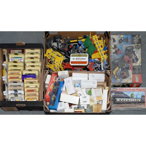 1306 - A quantity of Lego and Lledo and other die cast vintage vehicles and model railways, etc... 