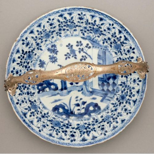 124 - A Chinese blue and white dish, Kangxi period, painted with two figures by a house and hollow rocks, ... 