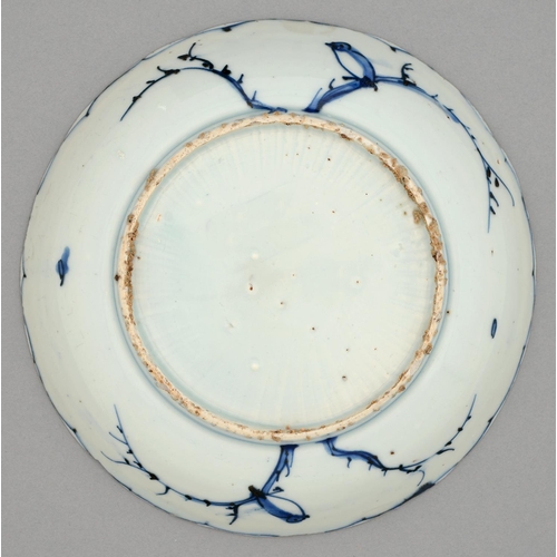 239 - A Chinese blue and white Swatow Ware dish, 17th c, with gently curved cavetto, freely painted with t... 