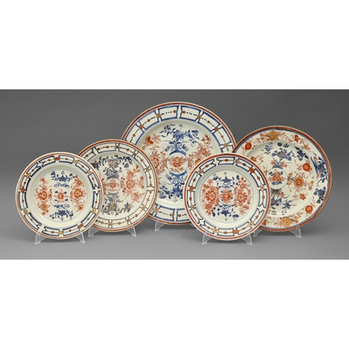 248 - Two Chinese Imari dishes and three plates, en suite with the preceding lot, 18th c, largest dish 31.... 