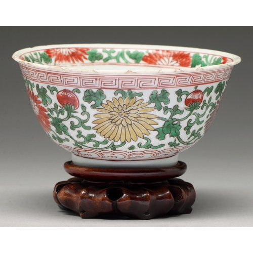 276 - A Chinese famille verte bowl for the South East Asian market, 17th / 18th c, with flared rim, outlin... 