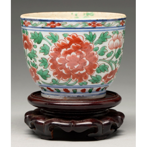 277 - A Chinese wucai bowl, 17th c, decorated in underglaze blue and enamelled in red and green with peoni... 