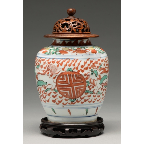 284 - A Chinese wucai jar for the South East Asian market, 17th c, outlined in black and painted in red an... 