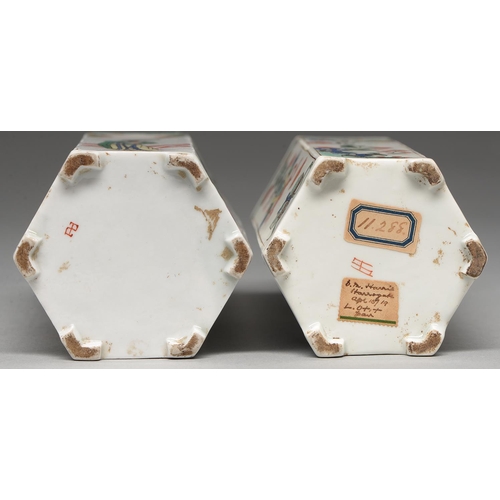 293 - A pair of Samson 'famille verte' hexagonal tea caddies and covers, c1900, the sides painted with a l... 