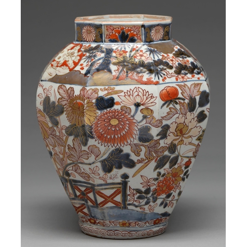 346 - An Imari jar, Edo period, 18th c, octagonal, freely painted in underglaze blue and overglaze red and... 