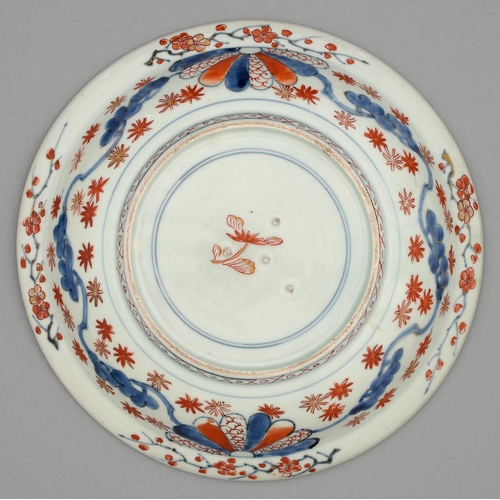 347 - An Imari dish, Edo  period, early 18th c, with everted rim, painted in underglaze blue, red and gilt... 