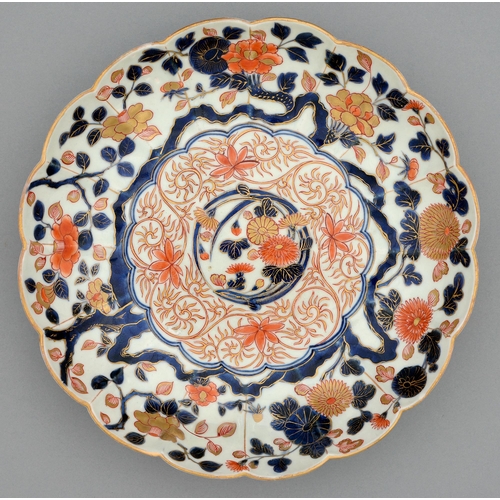 348 - An Imari fluted dish, Edo period, 18th c, painted in underglaze blue and enamelled in red and gilt w... 