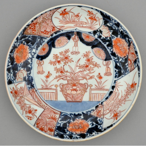 352 - An Imari dish, Edo period, 19th c, painted in underglaze blue and enamelled in red and gilt with flo... 