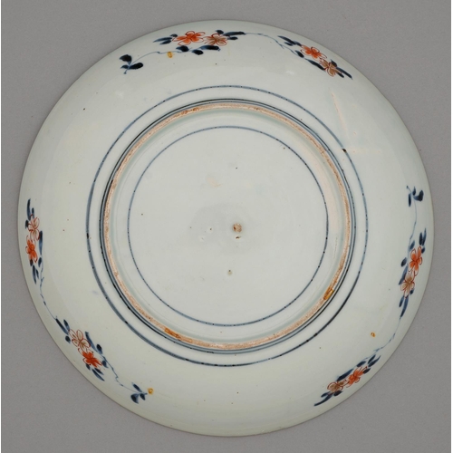 352 - An Imari dish, Edo period, 19th c, painted in underglaze blue and enamelled in red and gilt with flo... 