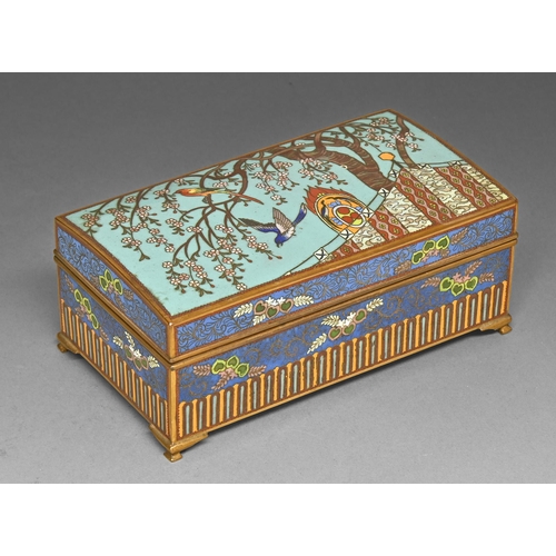 389 - A Japanese cloisonne enamel box, early 20th c, the slightly domed lid enamelled with two birds in th... 