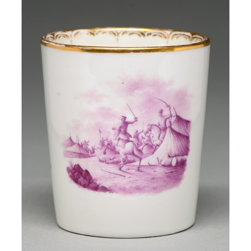 600 - A German porcelain beaker, 19th c, painted en puce camaieu with two battle scenes, the rim gilt, fla... 