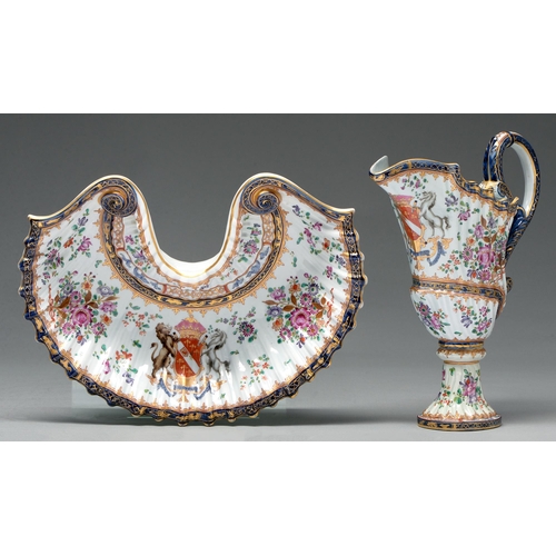 603 - A Samson pseudo Chinese export armorial shell shaped ewer and basin, 19th / 20th c, in famille rose ... 