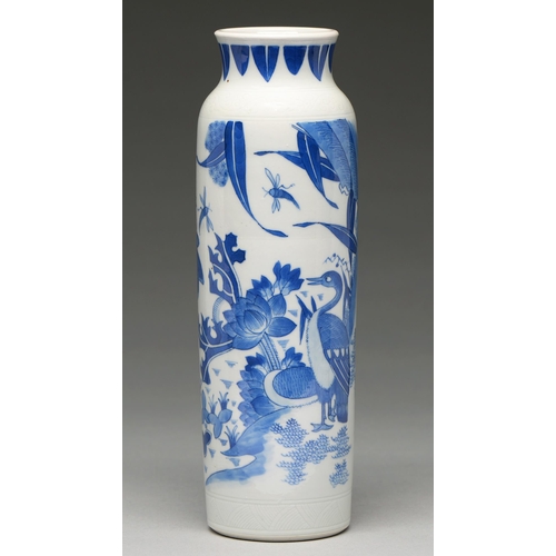 92 - A Chinese blue and white sleeve vase, rolwagen, 19th c or later, painted in Transitional style with ... 