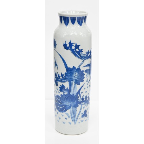 92 - A Chinese blue and white sleeve vase, rolwagen, 19th c or later, painted in Transitional style with ... 