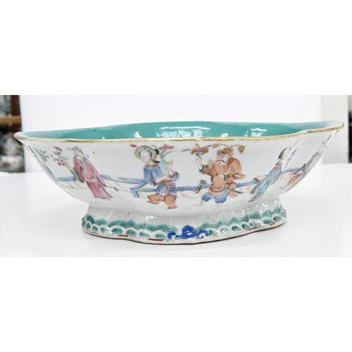 211 - A Chinese famille rose bowl, 19th c, enamelled with twelve individual figures in a continuous landsc... 