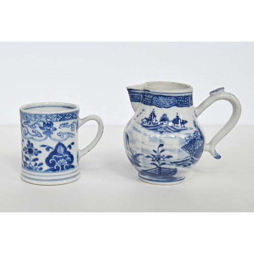 115 - A Chinese blue and white tea bowl and pair of saucers, Kangxi period, saucers 12.7cm diam, conch she... 