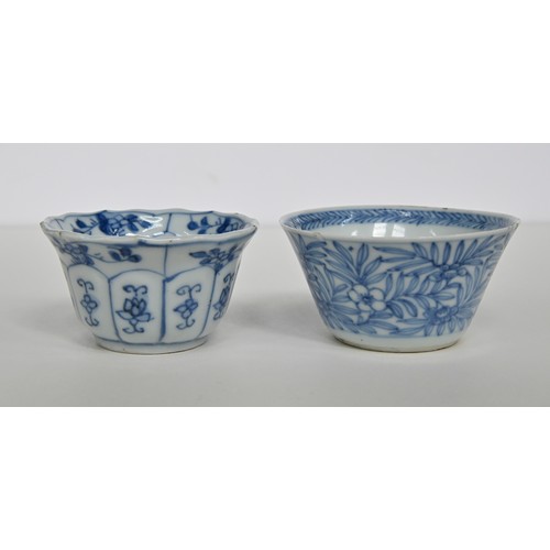 115 - A Chinese blue and white tea bowl and pair of saucers, Kangxi period, saucers 12.7cm diam, conch she... 