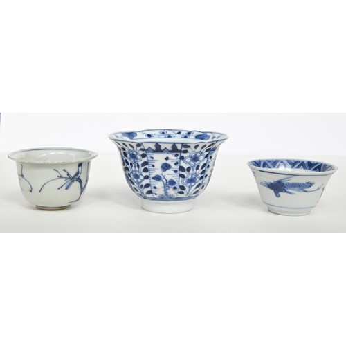 115 - A Chinese blue and white tea bowl and pair of saucers, Kangxi period, saucers 12.7cm diam, conch she... 