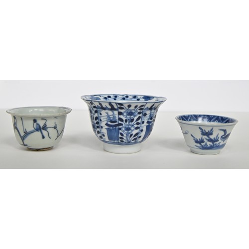 115 - A Chinese blue and white tea bowl and pair of saucers, Kangxi period, saucers 12.7cm diam, conch she... 