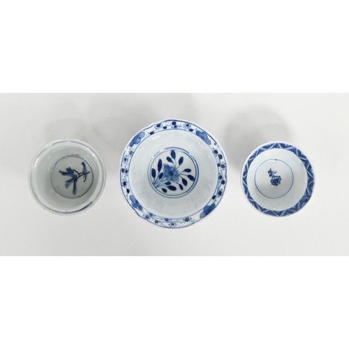 115 - A Chinese blue and white tea bowl and pair of saucers, Kangxi period, saucers 12.7cm diam, conch she... 