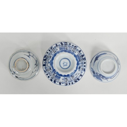 115 - A Chinese blue and white tea bowl and pair of saucers, Kangxi period, saucers 12.7cm diam, conch she... 