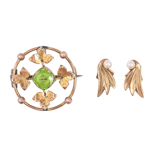 118 - A green paste circular brooch, c1900,  in gold, 23mm diam, unmarked and a pair of cultured pear... 
