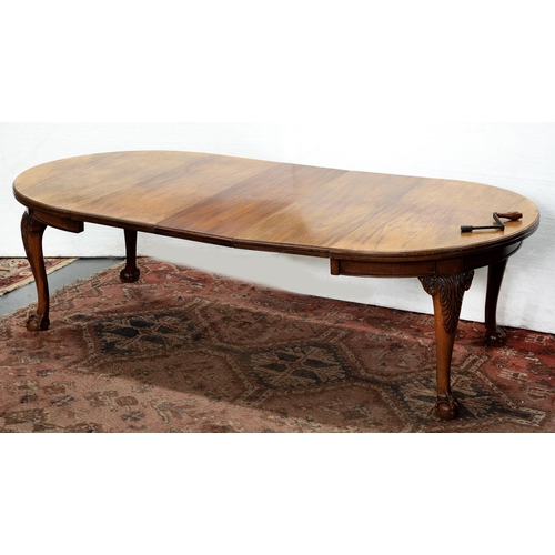 1201 - A walnut dining table, early 20th c,  on cabriole legs and claw and ball feet, with winding handle, ... 