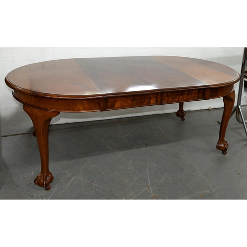 1255 - A walnut dining table, early 20th c,  on cabriole legs and claw and ball feet, 72cm h; 104 x 177cm... 