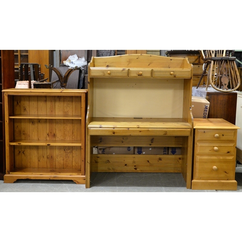 1332 - Miscellaneous pine furniture to comprise an open bookcase with adjustable shelves, chest of drawers,... 