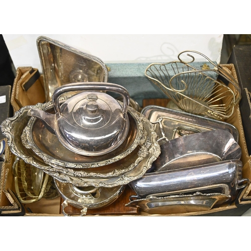 1384 - Miscellaneous plated ware, including entrée dishes and covers, Walker & Hall teapot, etc... 