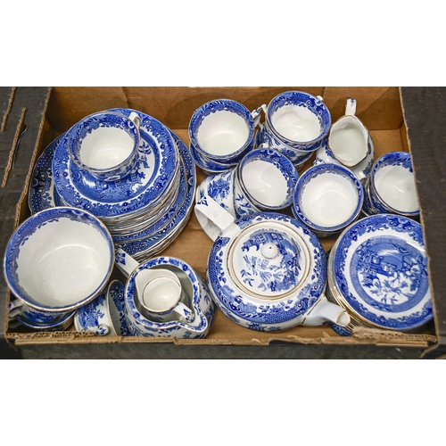 1385 - An extensive blue printed earthenware Willow pattern dinner service