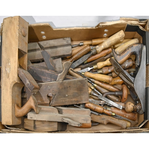 1413 - Miscellaneous vintage woodworking tools including box and moulding planes, bit brace, chisels and go... 