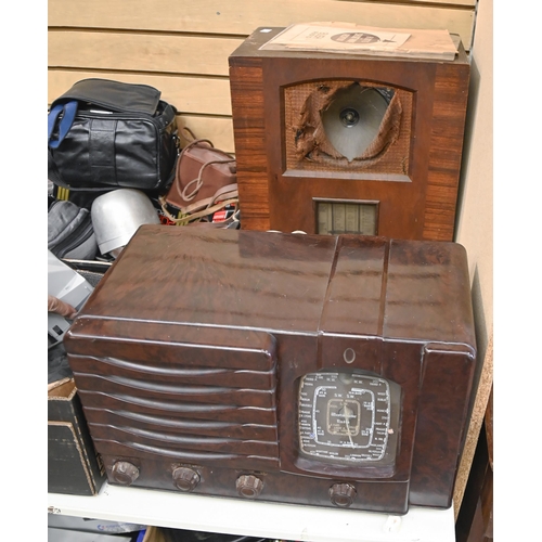 1436 - A Bush walnut mains radio, with manufacturer's original instructions, 50cm h; 40 x 25cm... 