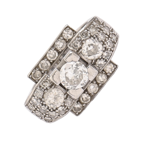 23 - A mid-century diamond cocktail ring, with three larger round brilliant cut diamonds, in platinum, 11... 