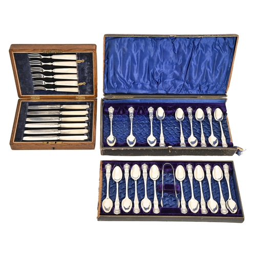 282 - A set of twenty-one George V silver teaspoons and pair of sugar tongs, Queen's pattern, single struc... 