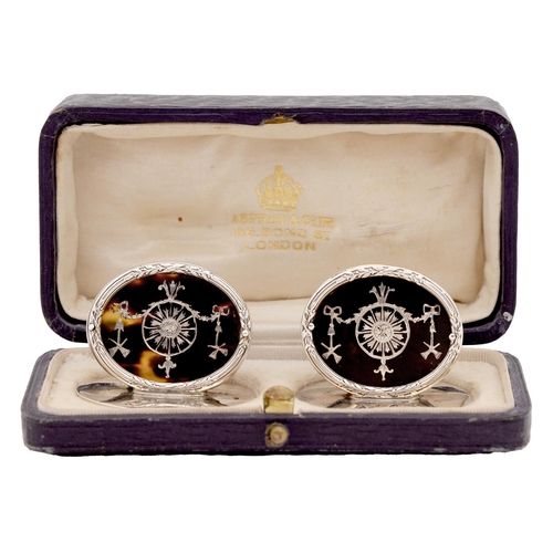 298 - A pair of George V tortoiseshell inset silver place stands, on oval base, 41mm l, by Charles & R... 