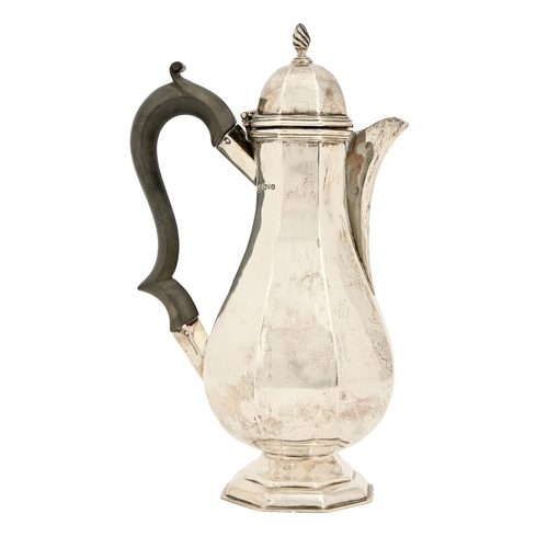 331 - A George V octagonal silver lidded jug, 25cm h, by Nathan & Hayes, Chester 1912, 14ozs... 