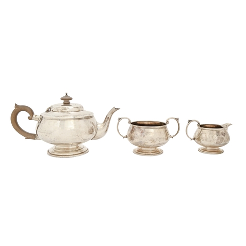 332 - A George V silver tea service, teapot 12cm h, maker CE, London 1931, 20ozs 13dwts (3)... 