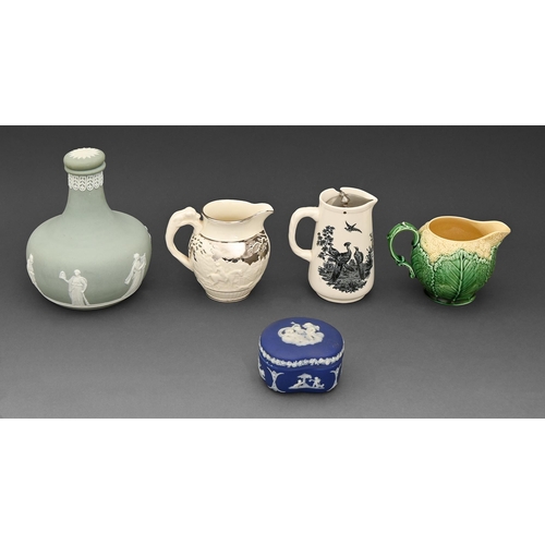 411 - A group of Wedgwood ware, 19th - early 20th c, comprising a cauliflower moulded green glazed jug, a ... 