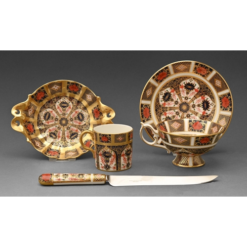 492 - A Royal Crown Derby Imari pattern pierced sweetmeat dish, teacup and saucer, coffee can and bread sa... 