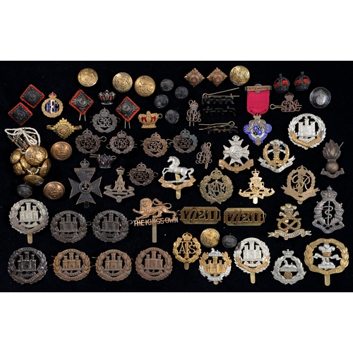 575 - British Militaria. Miscellaneous regimental and other cap badges, shoulder titles, buttons and tunic... 