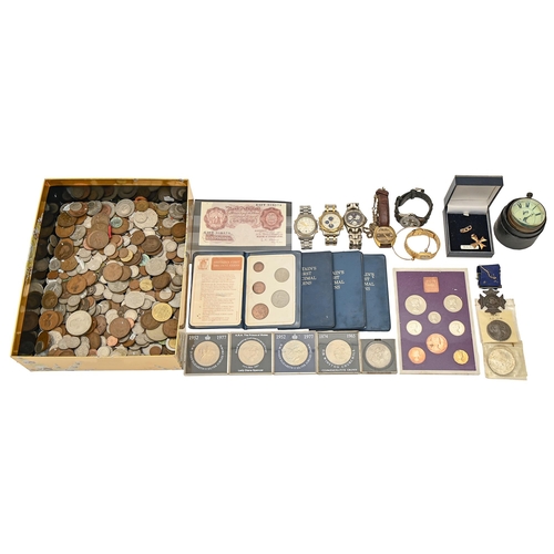 622 - Miscellaneous United Kingdom pre and post-decimal coins, a ten shilling banknote, a 9ct gold brooch ... 
