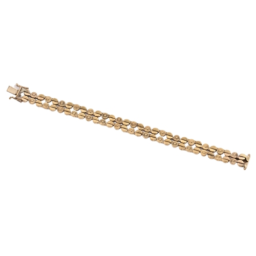 68 - A gold bracelet, of two rows of rosette and plain links, 19cm l, marked 375, 15g