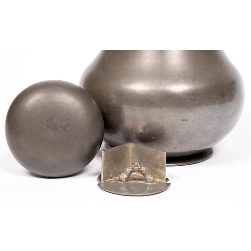 734 - A Japanese pewter flask, early 20th c, 24cm h