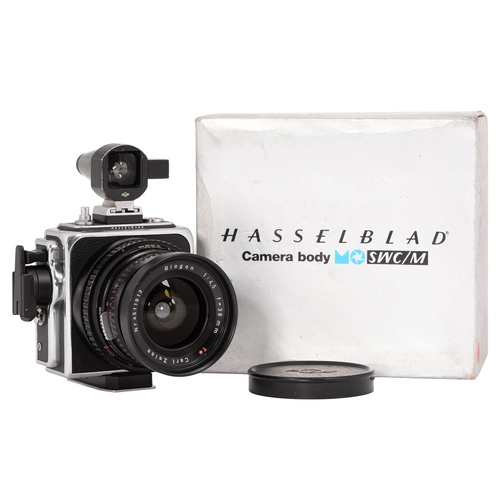 831 - A Hasselblad SWC/M medium format viewfinder camera, chrome, No UTW14290, with Carl Zeiss Biogon 38mm... 