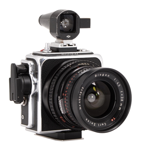 831 - A Hasselblad SWC/M medium format viewfinder camera, chrome, No UTW14290, with Carl Zeiss Biogon 38mm... 